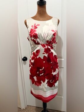 Donna Ricco Cream / Gray Sleeveless Midi Dress with Vibrant Red Floral Design